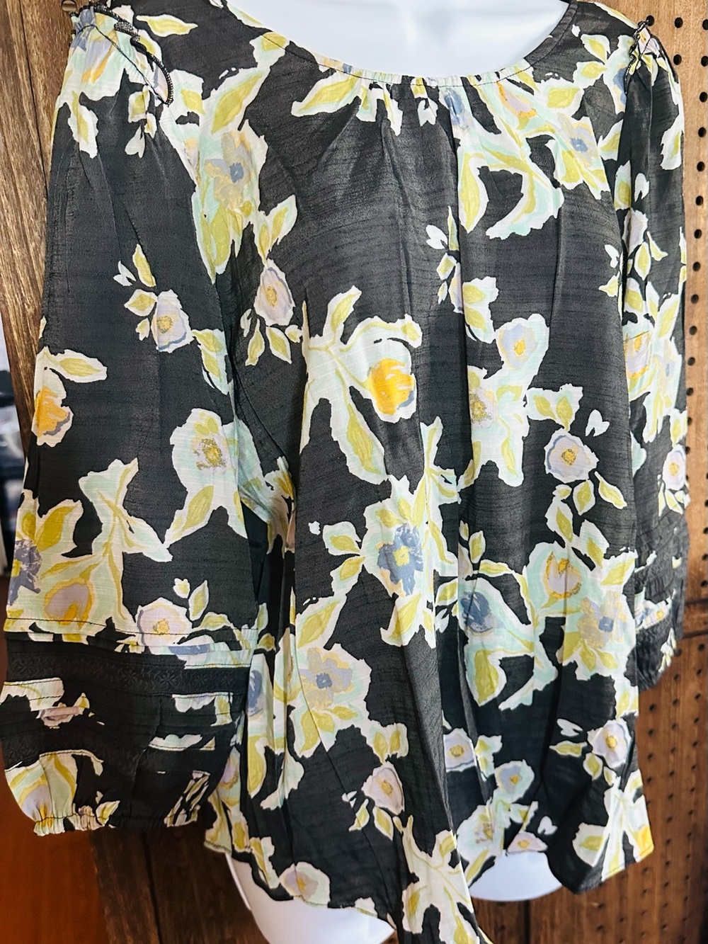 Lauren Conrad Round-neck blouse with 3/4 sleeves and elastic cuffs, Size M.